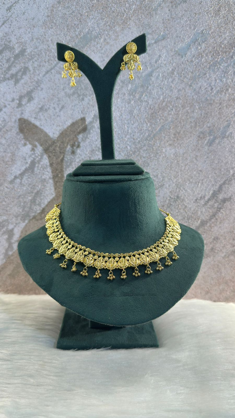 Leaf Pattern Hanging Bead Choker Set